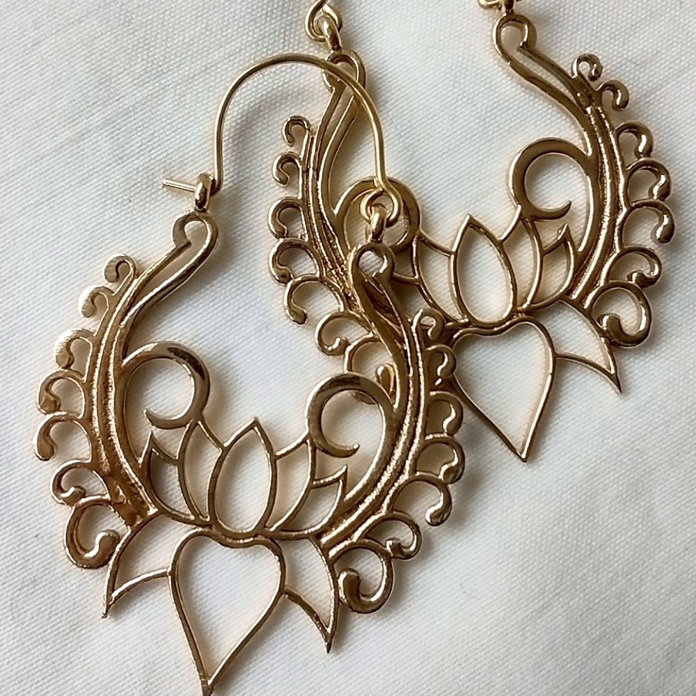Golden Brass Lotus Center Artisan Wire Hoop Earrings / Lightweight NWOT